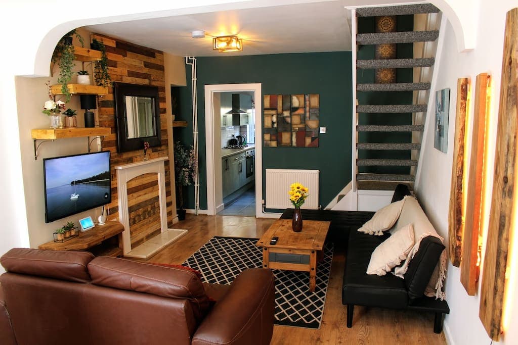 322 Neath Road — 2 bedrooms · 3 beds · 3 workers · leisure max 6 (extras by enquiry)