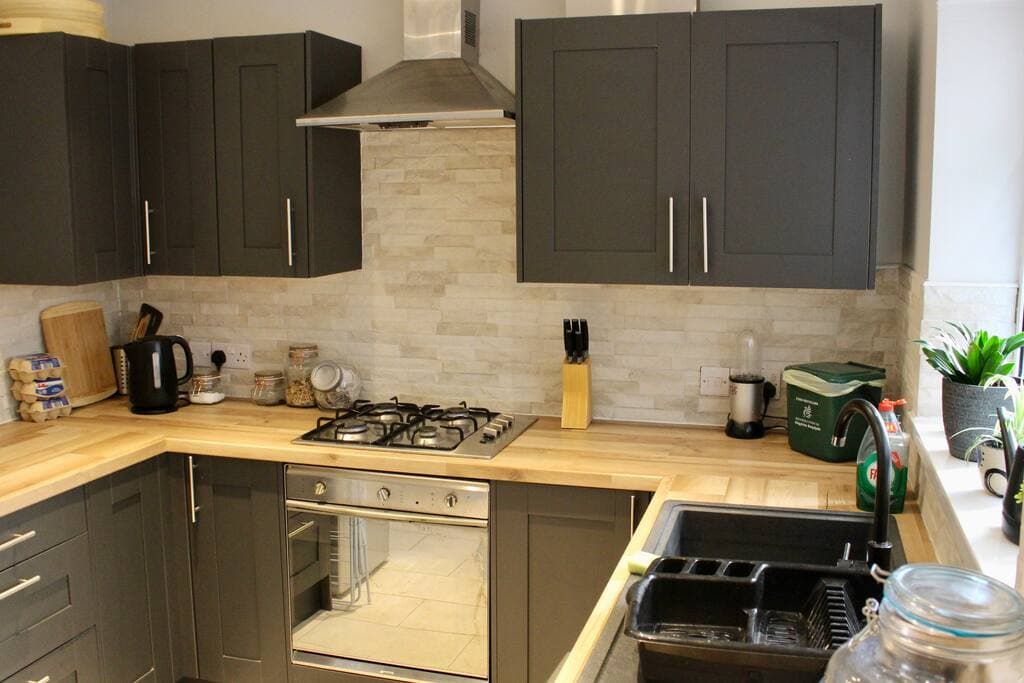 94 Ystrad Road — 3 bedrooms · 3 beds · 3 workers · leisure max 6